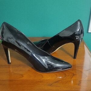 TAHARI, black patent pumps, size 8